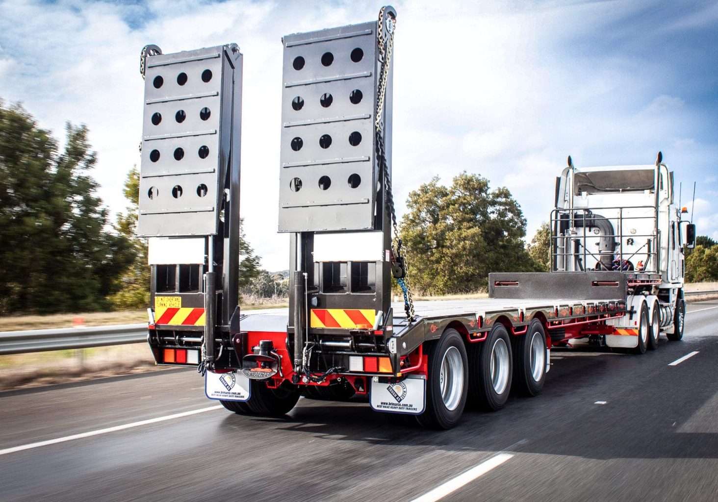 Tri-axle widening trailer